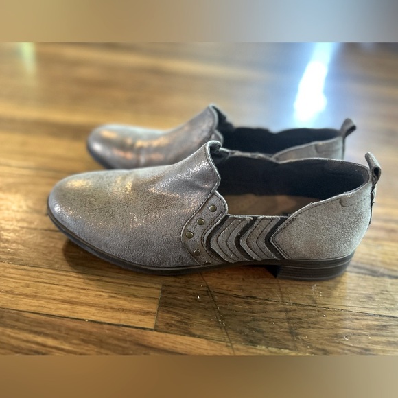 Clarks trish bell metallic suede slip on l
Bootie flats 7.5 office city comfort - Picture 1 of 5